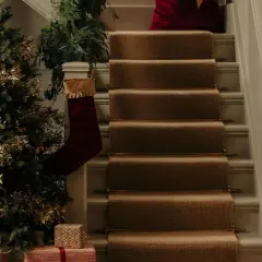 Festlich geschmückter Tannenbaum mit goldenen Zweigen und Geschenken. Die Frage "wann tannenbaum aufstellen" wird hier mit vorweihnachtlicher Deko beantwortet.