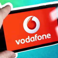 Vorsicht vor der neuen Betrugsmasche Vodafone! Ein Finger hält ein Smartphone mit dem Vodafone-Logo.