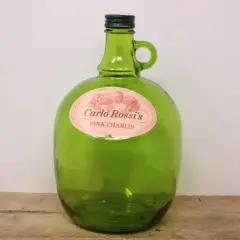 Zielona, szklana butelka Carlo Rossi Pink Chablis z uchwytem.