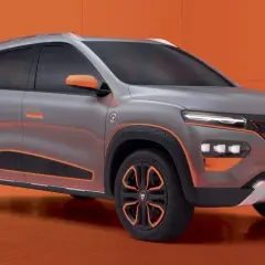 Szary Dacia Spring Electric z pomarańczowymi akcentami, prezentujący nowoczesny design miejskiego SUV-a.