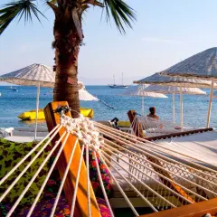 Relaks na plaży w Turcji, idealny czas na wakacje to wiosna lub jesień.