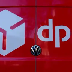 Czerwony samochód DPD z białym logo. DPD ubezpieczenie paczki to pewność dostawy.