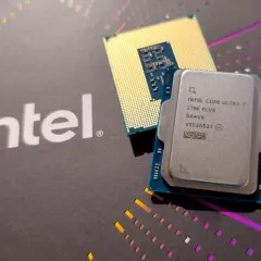 Intel Core Ultra 7 270K PLUS – nowy gracz w rankingu procesorów mobilnych. Złoty procesor z pinami i srebrny z napisem Intel.