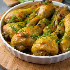 Un plat de poulet à l'estragon doré et savoureux, garni d'herbes fraîches.
