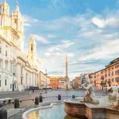 Piazza Navona, uno dei più bei roma luoghi da visitare, con la Fontana dei Quattro Fiumi e la chiesa di Sant'Agnese in Agone.