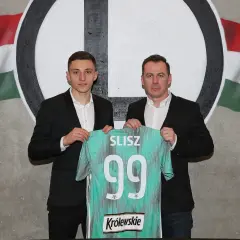 Dwóch mężczyzn prezentuje koszulkę z nazwiskiem SLISZ i numerem 99, symbolizującą rekord transferowy ekstraklasy.