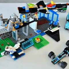 Kreatywne lego pomysły na budowle: baza z helikopterem, radiowóz, jaguar i bolid.