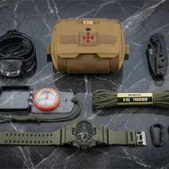 Zestaw przetrwania preppersa: latarka czołowa, apteczka, kompas, nóż, paracord, zegarek i karabińczyki.