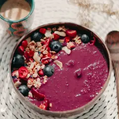 Leckeres Acai Bowl Rezept mit Blaubeeren, Granola und Beeren. Perfekt für einen gesunden Start in den Tag.