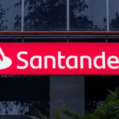 Logo Santander na czerwonym tle, z białym napisem "Santander".