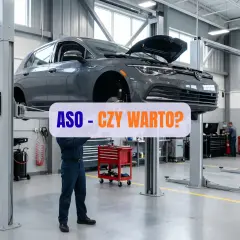 Mechanik pracuje przy samochodzie na podnośniku w ASO. Czy warto?
