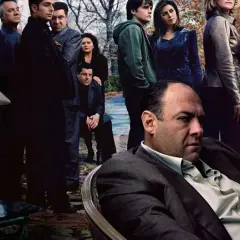 Rodzina Soprano zakończenie. Tony Soprano siedzi, otoczony przez członków rodziny i współpracowników, w napiętej atmosferze.