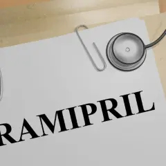 Stetoskop na papierze z napisem RAMIPRIL. Dokument medyczny, recepta.