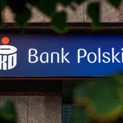 Logo PKO Bank Polski. Planujesz podróż? Sprawdź ubezpieczenie podróżne PKO BP, by mieć spokojne wakacje.
