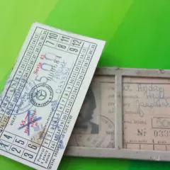 Stary bilet miesięczny PKS z ceną 500 zł. Widoczna seria i numer biletu, a także dane pasażera.