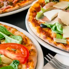Ile kalorii ma duża pizza? Zaskakujące różnice w kaloryczności