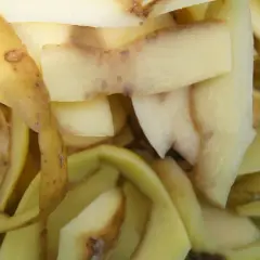 Czy obierki z ziemniaków czyszczą komin? Prawda o tym niebezpieczeństwie