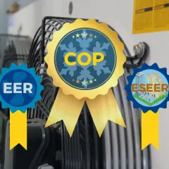 Unidad de aire acondicionado con distintivos de eficiencia energética: COP, EER y SEER.