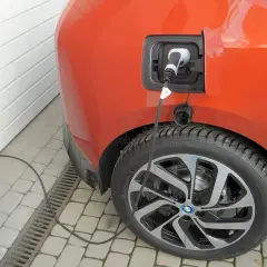 Ładowanie auta elektrycznego w domu: Rozlicz KUP i VAT krok po kroku