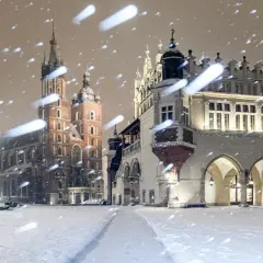 Magiczny krakow zima. Rynek Główny w śnieżnej scenerii, z Kościołem Mariackim i Sukiennicami w tle, podczas nocnych opadów śniegu.