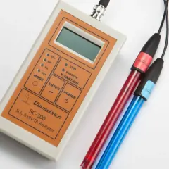 Analizator Vinmetrica SC-300 z elektrodami do pomiaru SO₂, pH i TA. Idealny, by dowiedzieć się, jak zmierzyć kwasowość wina.