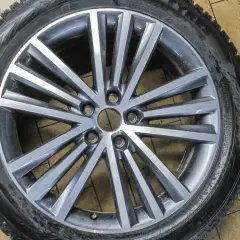 Felga aluminiowa do Citroen C5, z widocznym rozstawem śrub. Opona zimowa 235/50R19.