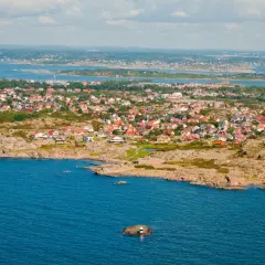 Malownicze szwecja wyspy z licznymi domkami z czerwonymi dachami, otoczone skalistym wybrzeżem i błękitnym morzem.