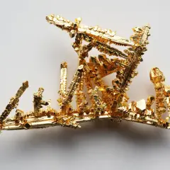 Złoto, które pięknie błyszczy, pokazuje, czy metal przewodzi prąd. Jego krystaliczna struktura jest fascynująca.