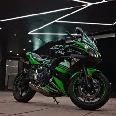 Kawasaki Ninja verde y negra, lista para la reparacion plasticos moto.