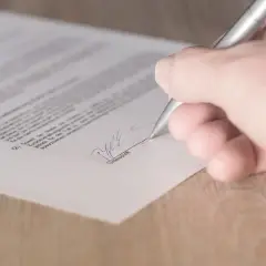 Czy można odstąpić od umowy zawartej w salonie? Poznaj swoje prawa