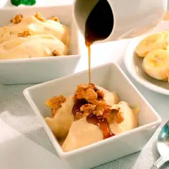 Delicioso helado casero de plátano con nueces y sirope. ¡Una receta fácil para hacer en casa!