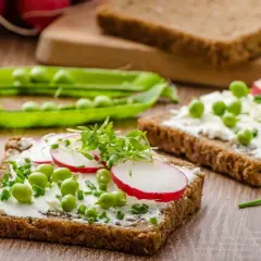 Frisches Vollkornbrot mit Frischkäse, Erbsen, Radieschen und Kresse – ein gesunder Aufschnitt für jeden Tag.