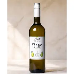 Butelka perry alkoholowego z etykietą "nasze PERRY Gruszka" i rysunkami gruszek.