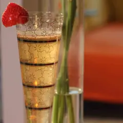 Ein Glas prickelnder Champagner mit Erdbeeren, bereit für einen besonderen Anlass.