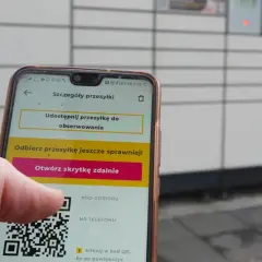 Odbiór paczki z paczkomatu zdalnie przez aplikację. Czy w paczkomacie można płacić kartą? Aplikacja pokazuje kod odbioru i opcję otwarcia skrytki.