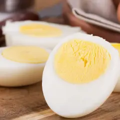 Œufs durs coupés en deux, montrant le blanc et le jaune bien cuits. Parfait pour un petit-déjeuner protéiné.