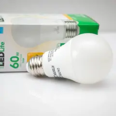 Żarówka LED Globe z kartonikiem, zapewniająca długą żywotność i gwarancję.