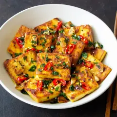 Usmażone kawałki tofu, posypane chili, czosnkiem i sezamem. To jest właśnie pyszne tofu!