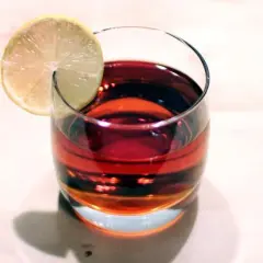 Orzeźwiający martini rosato drink z plasterkiem cytryny, idealny na letnie popołudnie.