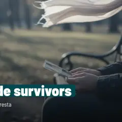 Mani che stringono una foto, simbolo del dolore e delle conseguenze di una madre suicida. Il vento muove una sciarpa, mentre il testo "Suicide survivors" evoca la sofferenza di chi resta.
