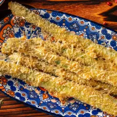 Chrupiące szparagi w panierce z parmezanem, idealne do wypróbowania w ramach nowych szparagi przepisów.