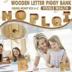 Drewniana skarbonka w kształcie litery "N" i innych liter alfabetu, z monetami w środku. Rodzina cieszy się wspólnym oszczędzaniem.