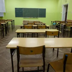 Puste ławki w sali lekcyjnej, czekające na powrót uczniów do szkoły po świętach wielkanocnych.