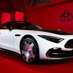 Elegancki biały Maybach na czerwonym tle. Zastanawiasz się, ile kosztuje Maybach? To luksusowa wizytówka.