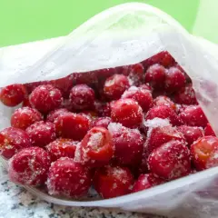 Mrożone czereśnie w woreczku. Tak, czereśnie można mrozić, by cieszyć się ich smakiem przez cały rok.