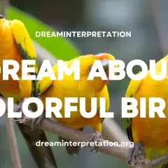 Tres loros amarillos brillantes posados en una rama. Soñar con pájaros de colores puede significar alegría y libertad.
