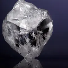 Surowy, nieoszlifowany diament, być może najdroższa piłka na świecie, lśni w blasku.