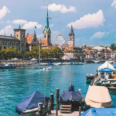 Widok na Zurych, największe miasto Szwajcarii, z rzeką Limmat, łodziami i zabytkową architekturą.