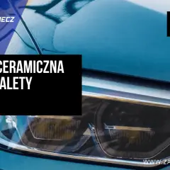 Błyszczący lakier samochodu po nałożeniu powłoki ceramicznej. Logo Zabezpiecz Auto i hasło #PORADNIK.