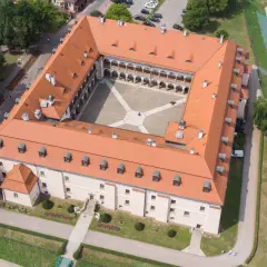 Zamek Królewski w Niepołomicach, z dziedzińcem i krużgankami, to jedna z głównych atrakcji regionu.